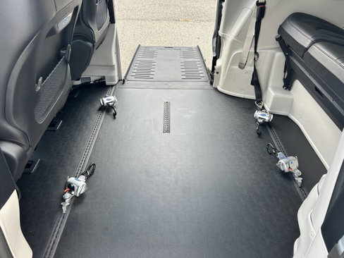 Used 2022 Chrysler Pacifica Touring-L image 20
