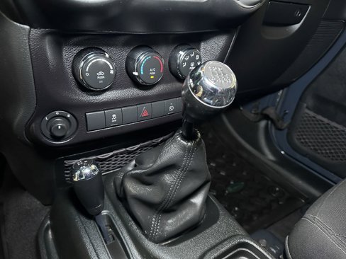 Used 2017 Jeep Wrangler Unlimited Rubicon w/ Connectivity Group image 39