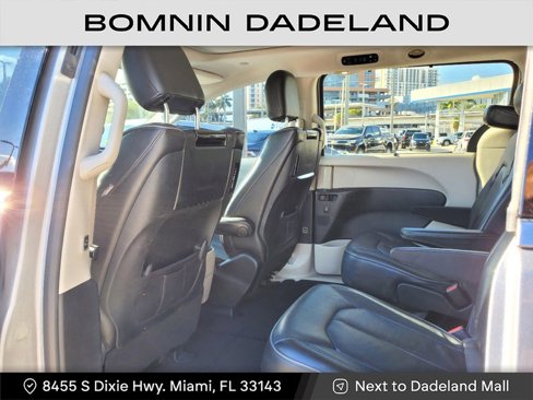 Used 2017 Chrysler Pacifica Limited image 10
