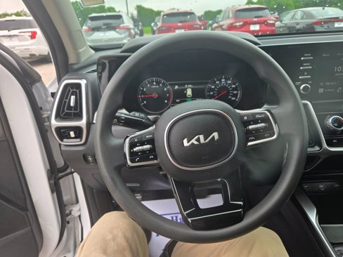 Used 2023 Kia Sorento LX image 11