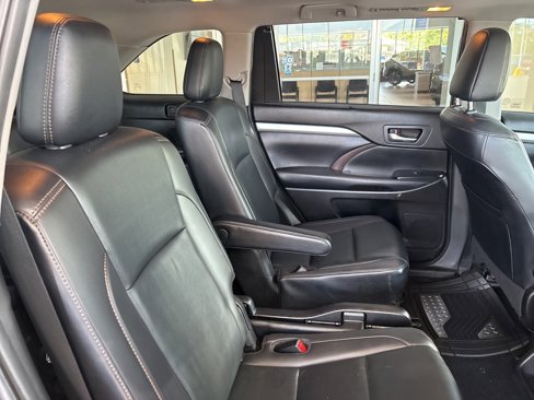 Used 2019 Toyota Highlander XLE image 35
