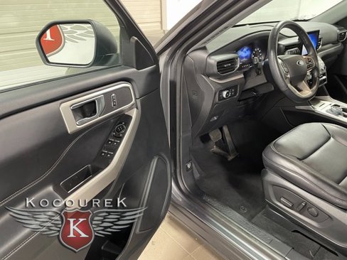 Used 2022 Ford Explorer XLT w/ Equipment Group 202A image 10