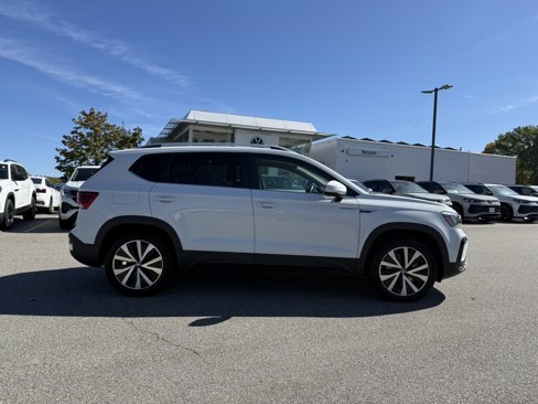 Certified 2022 Volkswagen Taos SE image 4