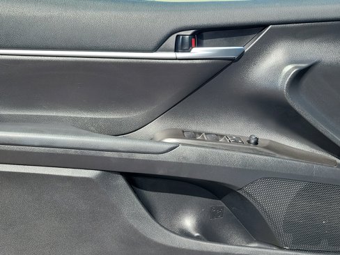 Used 2023 Toyota Camry SE image 6