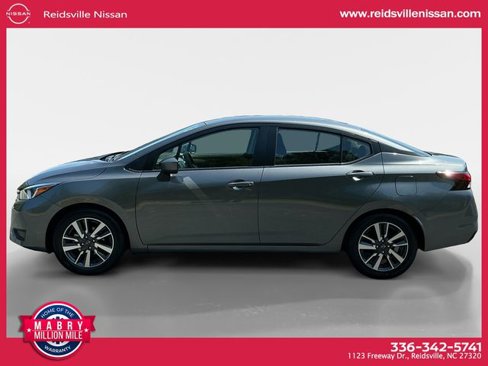 Used 2023 Nissan Versa SV image 3