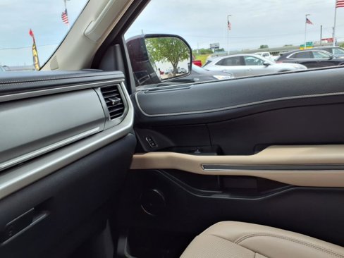 Used 2024 Ford Expedition XLT image 22