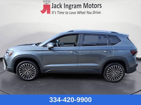 Used 2025 Volkswagen Taos SE w/ Panoramic Sunroof Package image 2