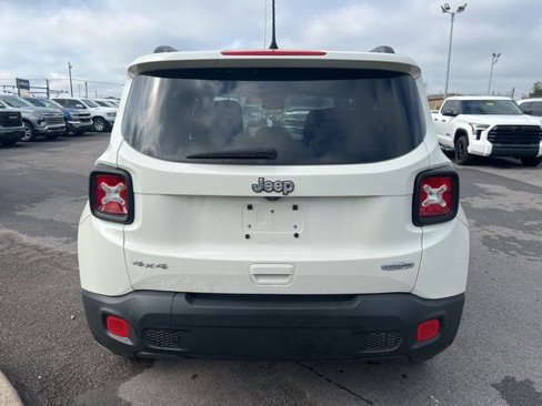 Used 2018 Jeep Renegade Latitude w/ Cold Weather Group image 4