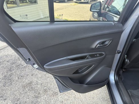 Used 2019 Chevrolet Trax LT w/ LT Convenience Package image 15