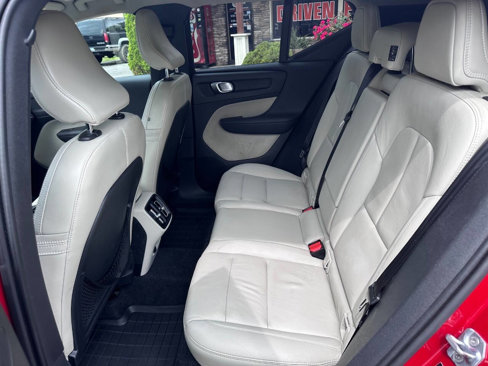 Used 2019 Volvo XC40 T4 Momentum image 22