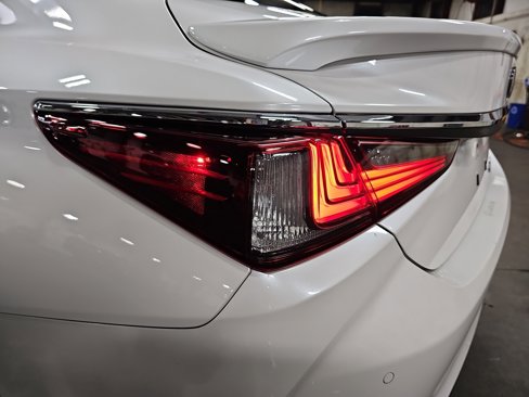 Used 2023 Lexus ES 300h w/ Premium Package image 37