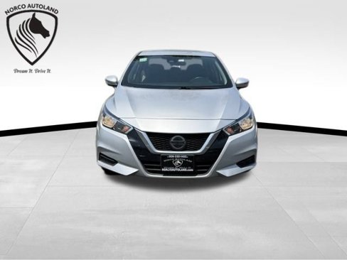 Used 2021 Nissan Versa SV image 2