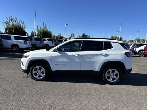 Used 2024 Jeep Compass Latitude image 2