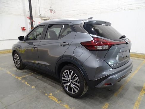 Used 2021 Nissan Kicks SV image 3