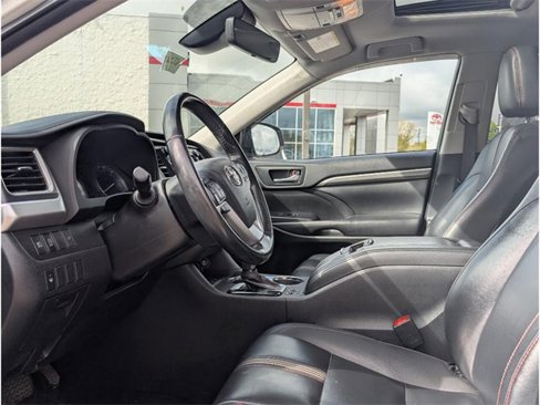 Used 2019 Toyota Highlander SE image 14