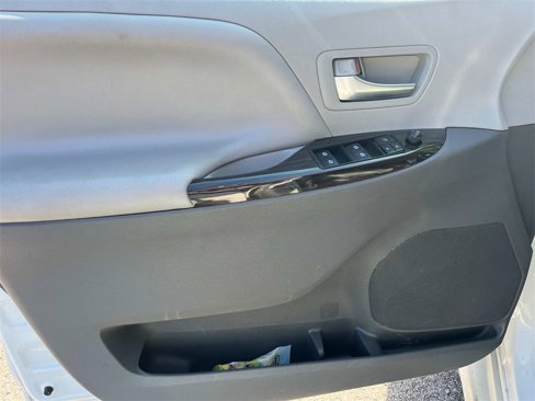 Used 2020 Toyota Sienna XLE image 27