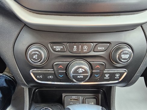 Used 2018 Jeep Cherokee Trailhawk w/ Cold Weather Group image 19