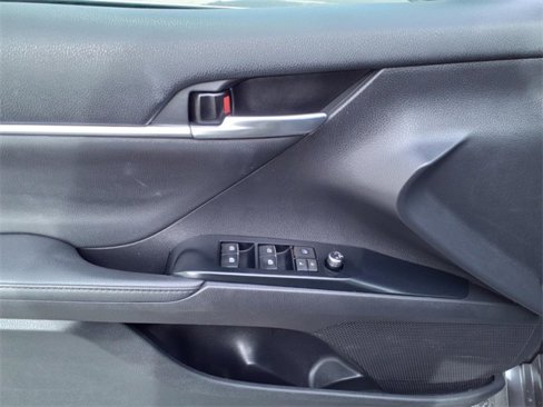 Used 2020 Toyota Camry XLE image 10