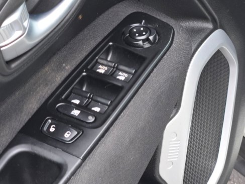 Used 2020 Jeep Renegade Latitude w/ Cold Weather Group image 19