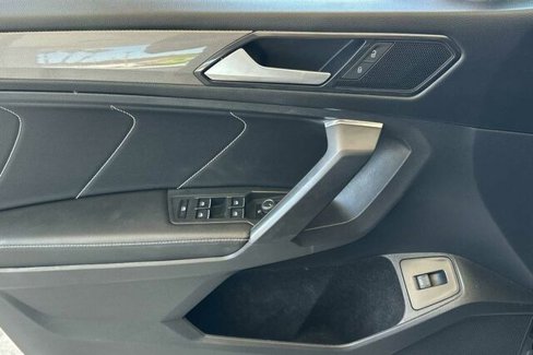 Used 2022 Volkswagen Tiguan SE w/ Panoramic Sunroof Package image 11