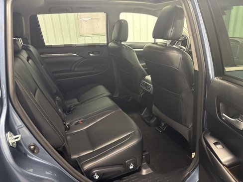 Used 2017 Toyota Highlander Limited image 18
