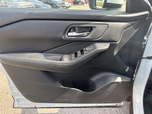 Used 2024 Nissan Rogue SV image 33