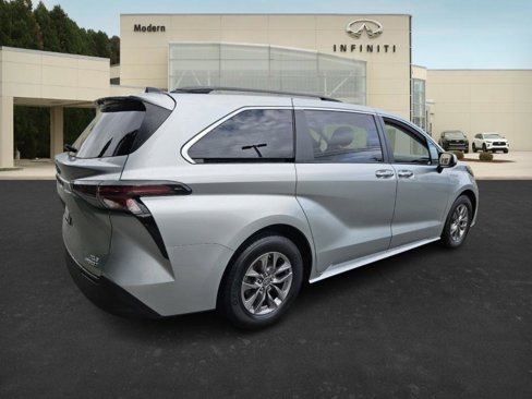 Used 2023 Toyota Sienna XLE image 4