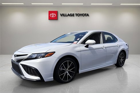 Certified 2024 Toyota Camry SE image 1