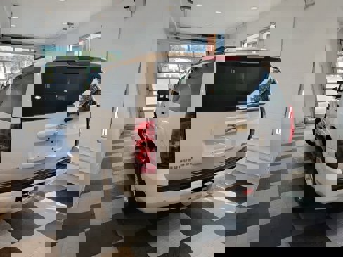 Used 2008 Chevrolet Suburban LT image 3