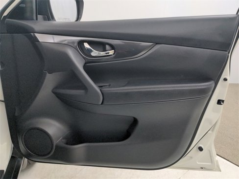 Used 2017 Nissan Rogue SV image 40