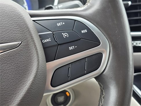 Used 2018 Chrysler Pacifica Touring-L image 21