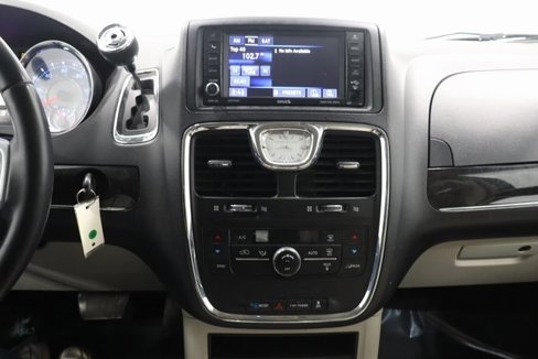 Used 2013 Chrysler Town & Country Touring-L image 19