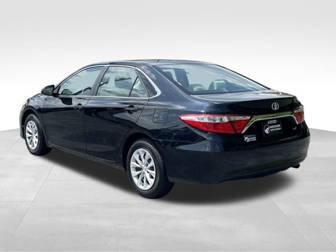 Used 2016 Toyota Camry LE image 3