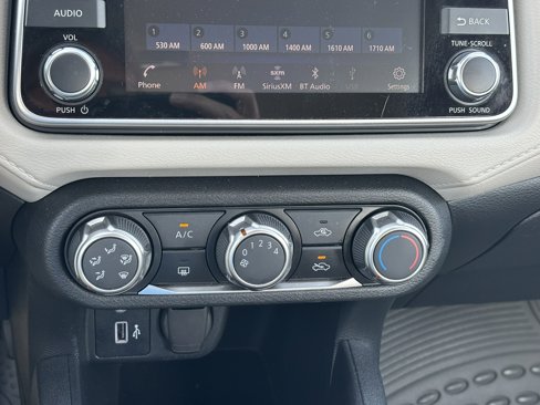 Used 2022 Nissan Versa SV image 10