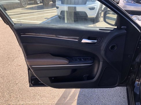 Used 2018 Chrysler 300 Limited image 18
