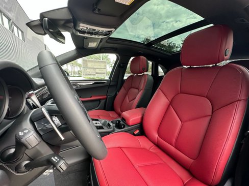 Used 2025 Porsche Macan image 5