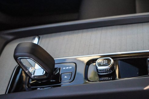 Used 2025 Volvo XC60 B5 Plus image 19