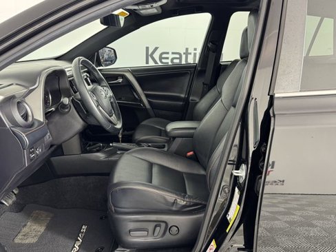 Used 2018 Toyota RAV4 SE image 23
