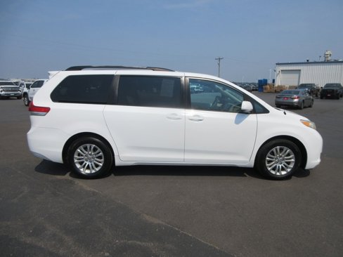 Used 2013 Toyota Sienna XLE image 2
