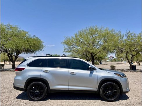 Used 2019 Toyota Highlander SE image 2