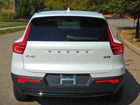Used 2025 Volvo XC40 B5 Plus image 9