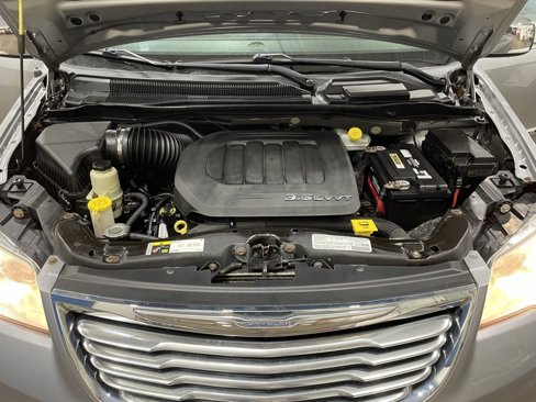 Used 2013 Chrysler Town & Country Touring-L w/ Driver Convenience Group image 41