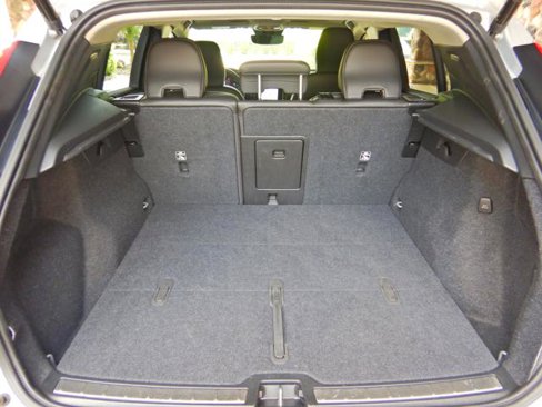 Used 2025 Volvo XC40 B5 Plus image 17