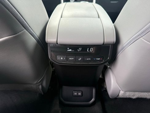 Used 2023 Toyota Highlander L image 17