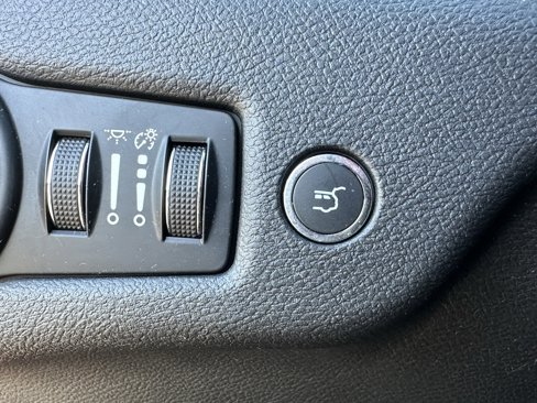 Used 2019 Jeep Cherokee Limited image 33