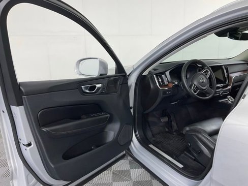Certified 2023 Volvo XC60 T8 Ultimate w/ Climate Package image 26