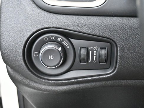 Used 2016 Jeep Renegade Latitude w/ Cold Weather Group image 28