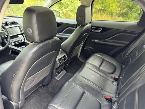 Used 2020 Jaguar F-PACE Prestige image 15