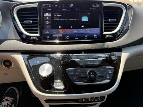 Used 2024 Chrysler Pacifica Touring-L image 21