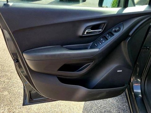 Used 2017 Chevrolet Trax LT w/ Sun & Sound Package image 15